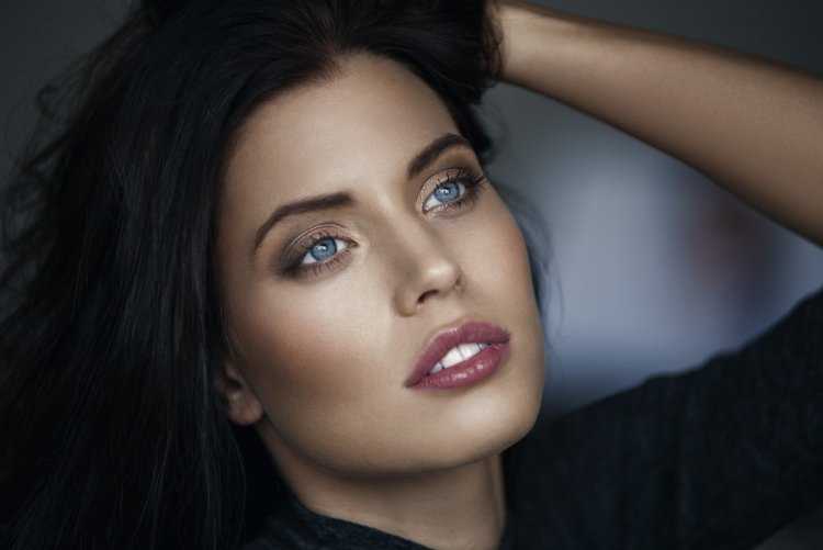 Макияж для шатенок с голубыми глазами