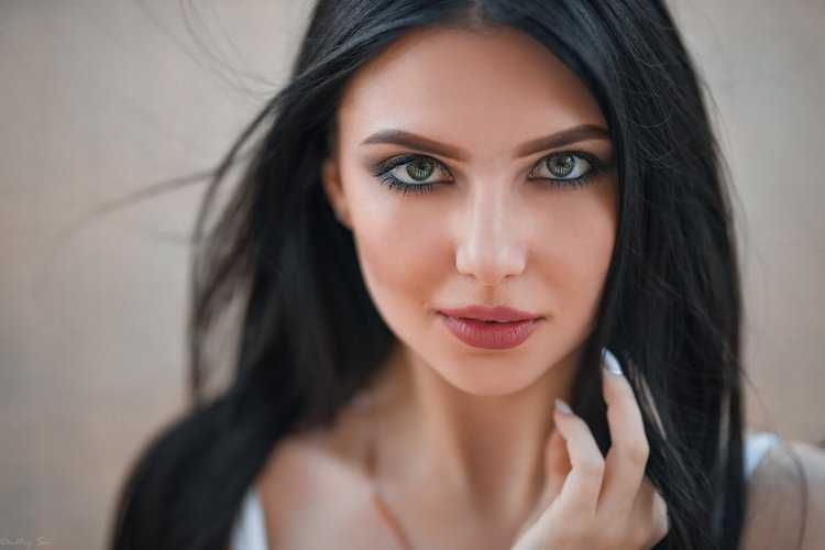 Красивые брюнетки с голубыми глазами