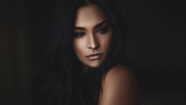 Девушки в темных тонах