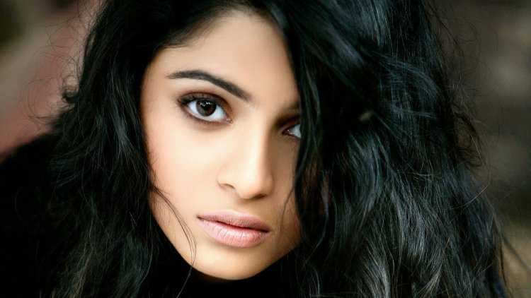 Восточная внешность девушки