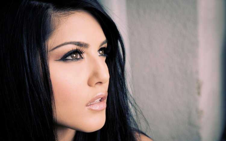 Sunny Leone глаза