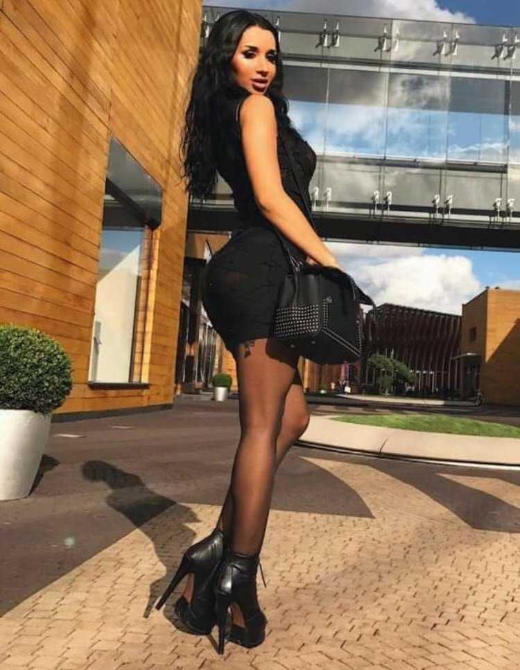 Брюнетка на высоких шпильках