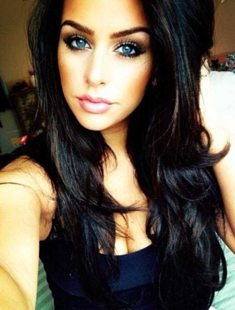 Брюнетка с голубыми глазами