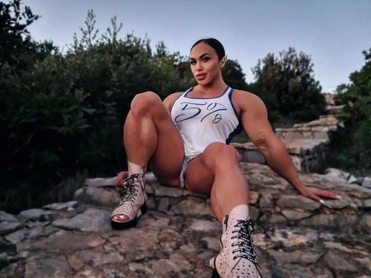 Девушка бодибилдер Белла