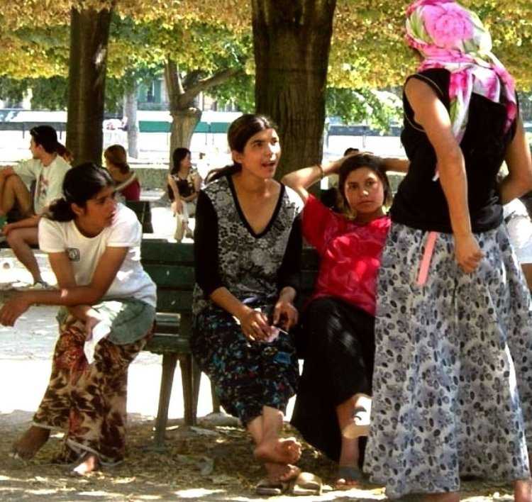 Босые цыганки в городе