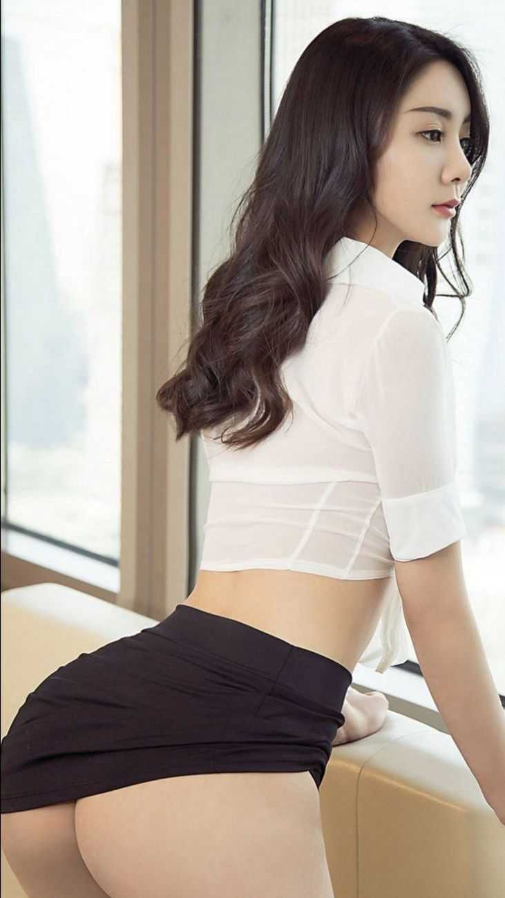 Азиатская в облегающем платье