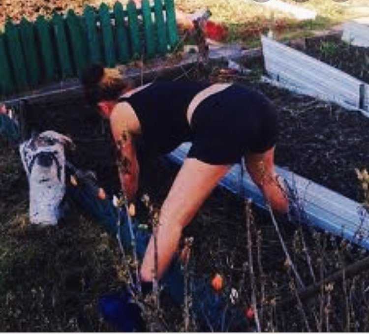 Женщина в огороде