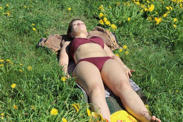 Летом на даче загораем