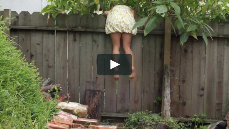 Подглядывает через забор