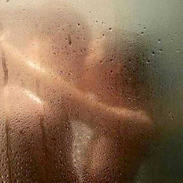 Запотевшее стекло в душе