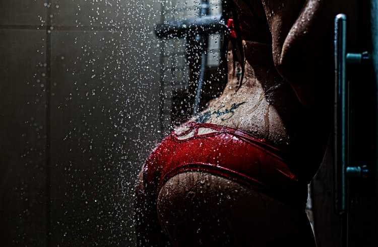 Мокрое тело девушки