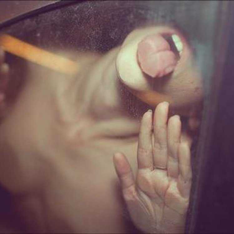 Прижалась грудью к стеклу