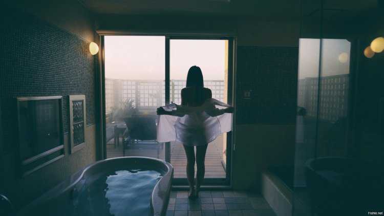 Девушка в зеркальной комнате