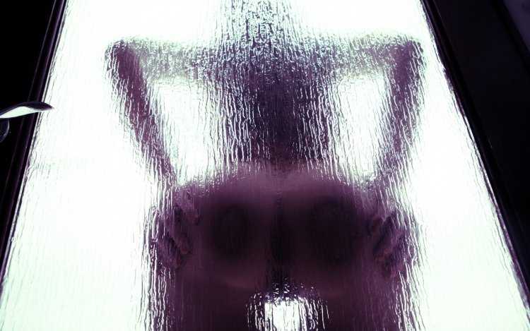 Задница из окна машины