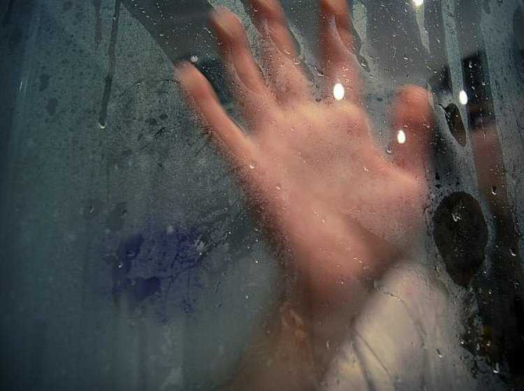 Рука на запотевшем стекле машины