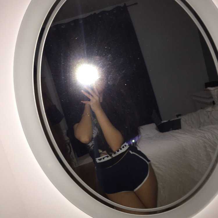 Девушка возле зеркала