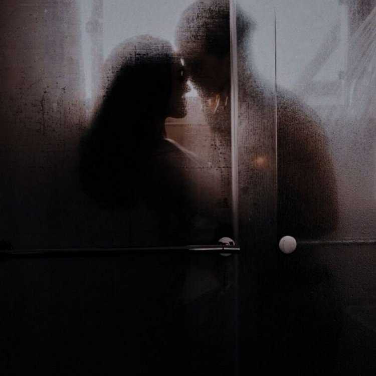 Мужчина и женщина под душем