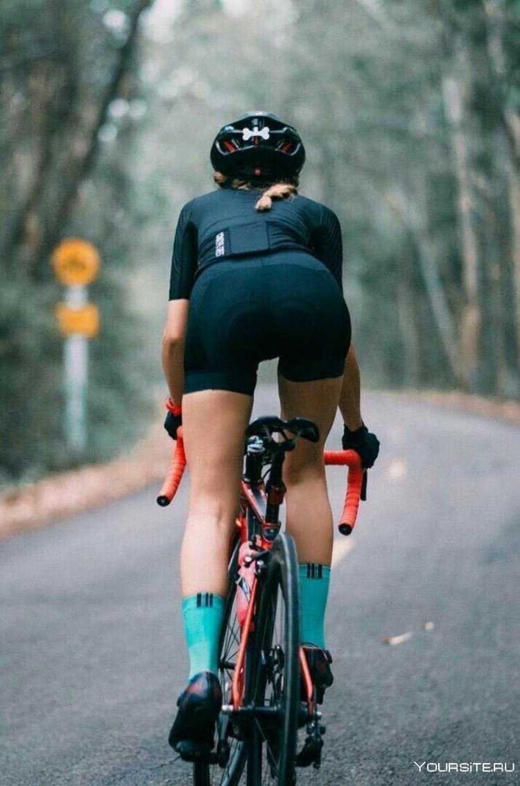 Велосипедист со спины