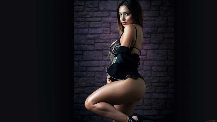 Обои девушки на темном фоне