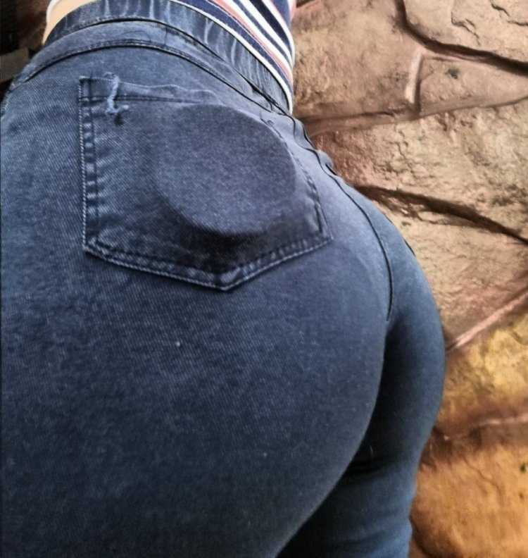 Попки в черных джинсах