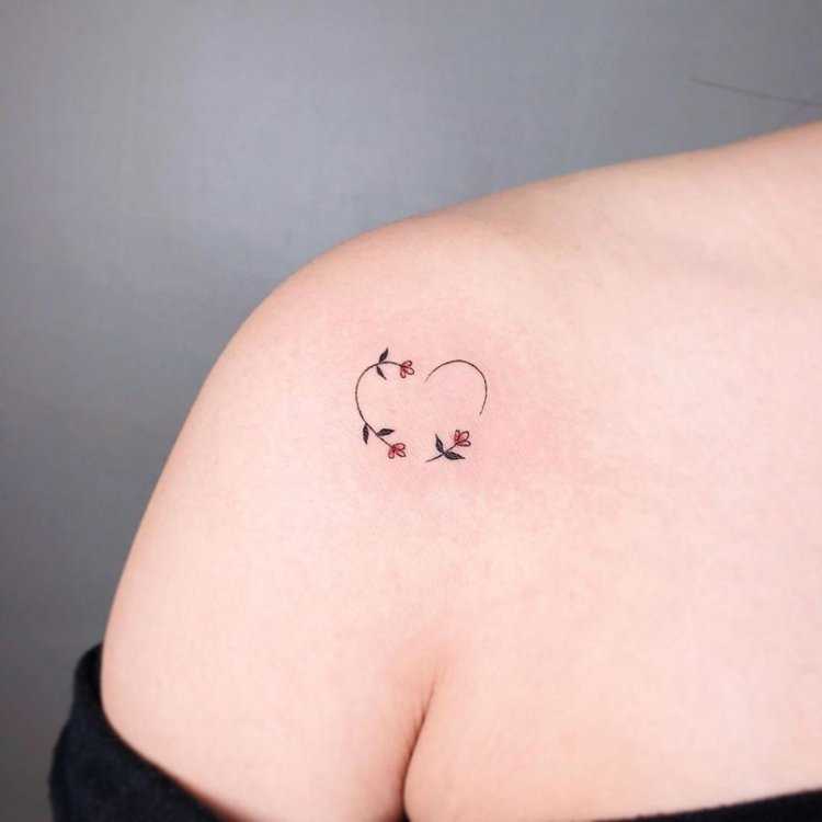 Татушка на ягодице маленькая