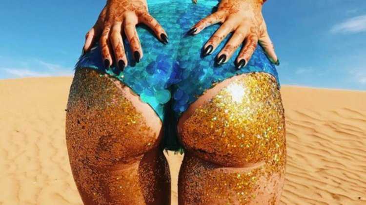 Красивая попа в блестках