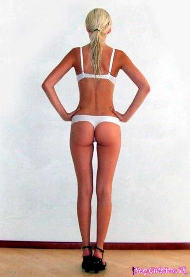 Девочка сзади в полный рост