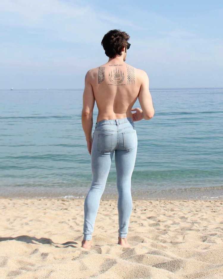 Мужские ягодицы в джинсах