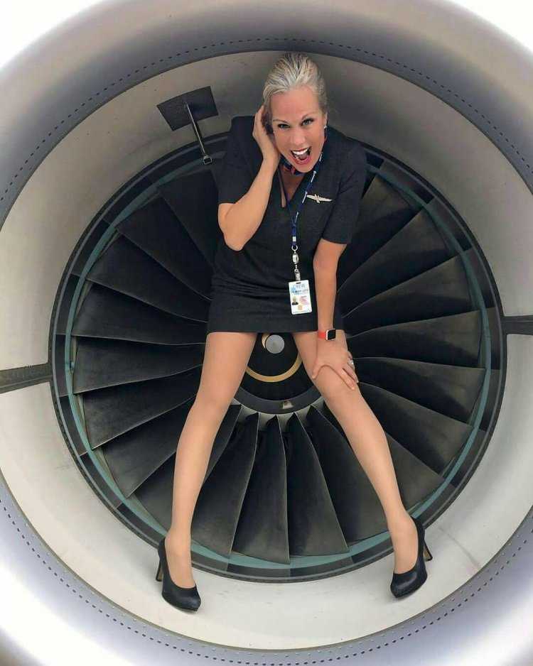 Красивые стюардессы в штанах