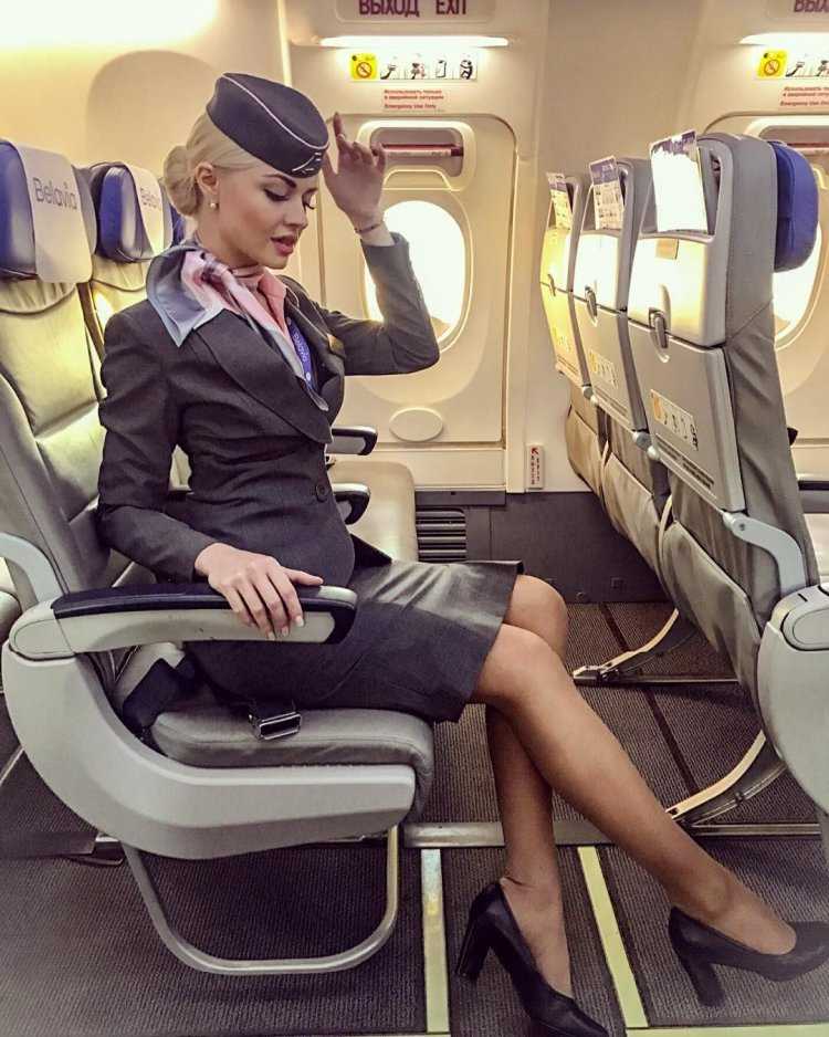 Стюардесса наклонилась