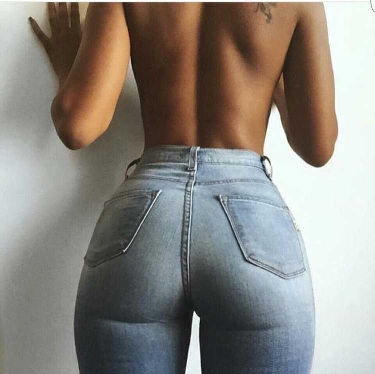 Женственные изгибы в облегающих джинсах, призыв к исследованию женской красоты