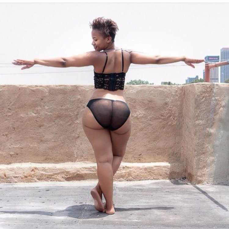 Наклонилась в платье