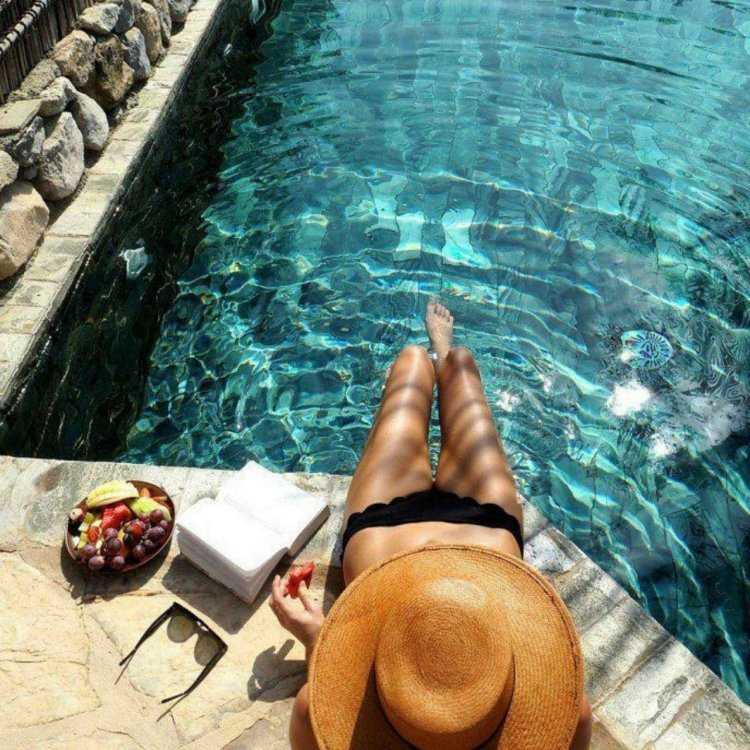 Позы в бассейне