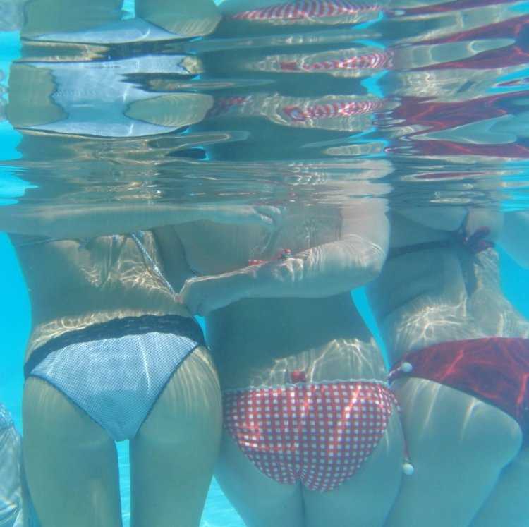 Жопа в бассейне55