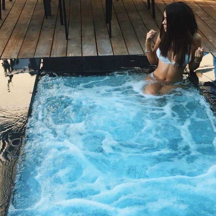 Девушка брюнетка в бассейне