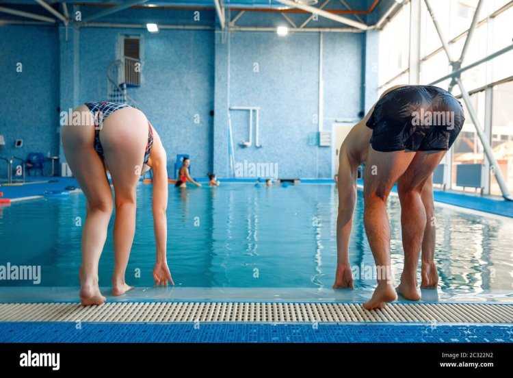 Пловчихи ягодицы на старте