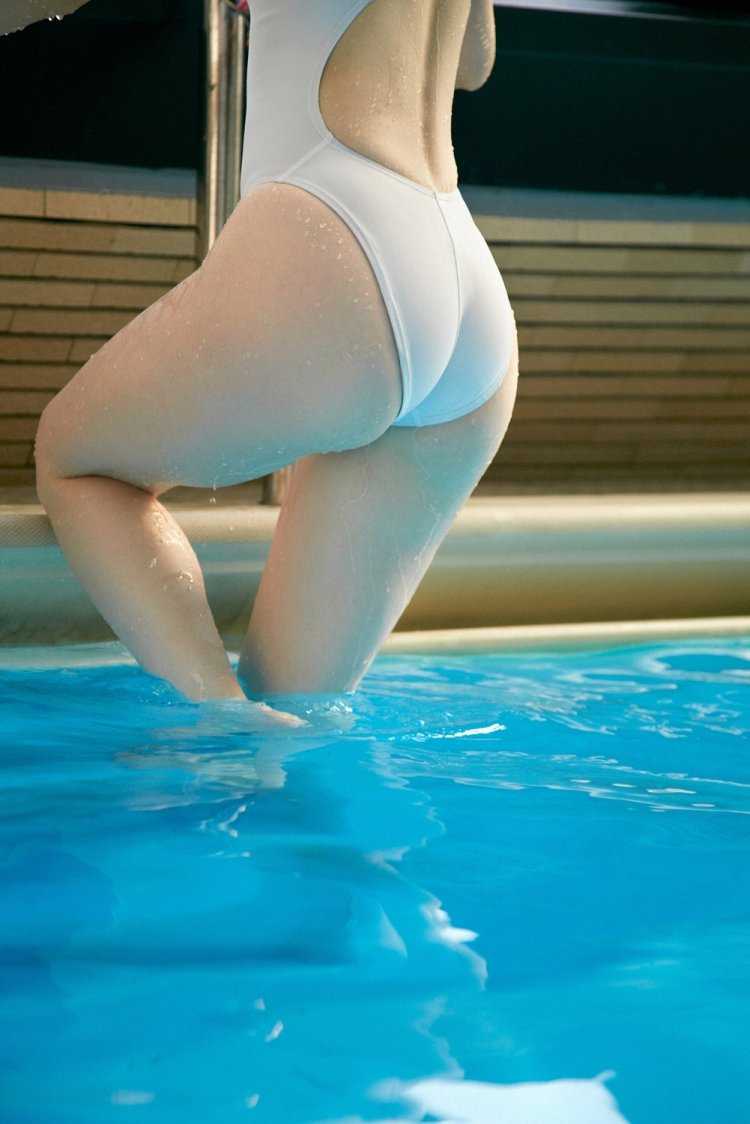 Красивые попки в бассейне