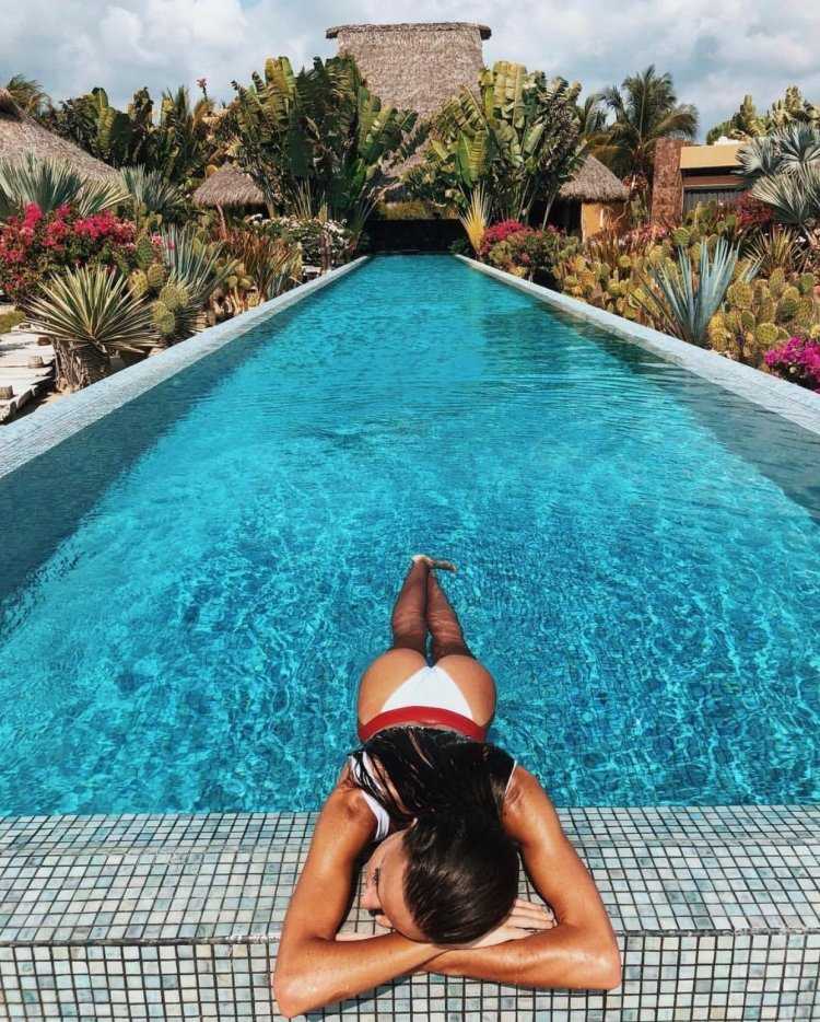 Фотосессия возле бассейна