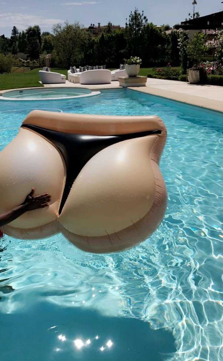 Попа большой в бассейне