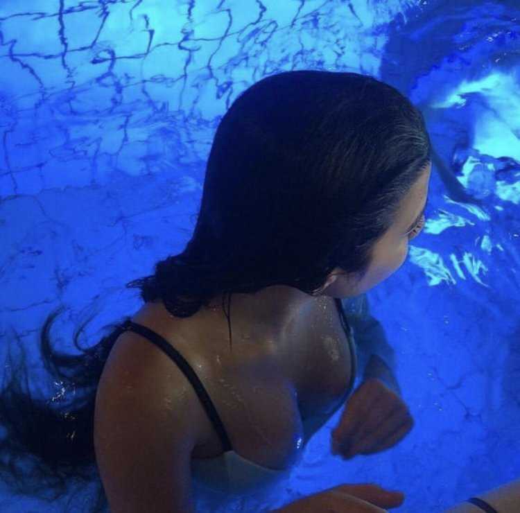 Девушка в бассейне ночью