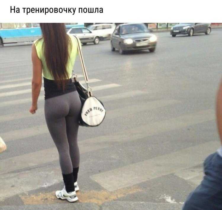 Девушка в леггинсах киска