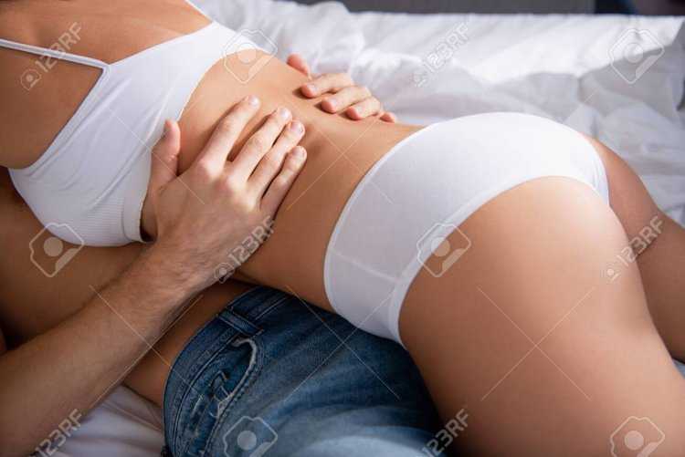 Девушка в Нижнем белье обнимает