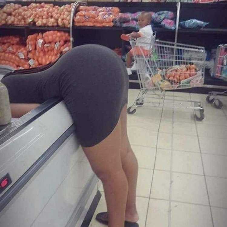 Попки женщин в магазине