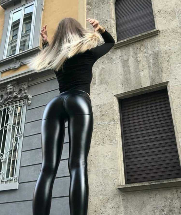 Селфи в кожаных леггинсах