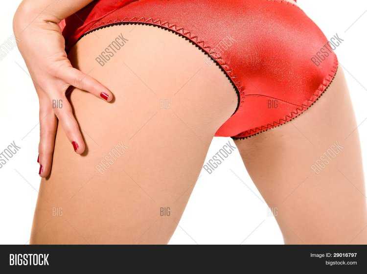 Попки в атласных трусах