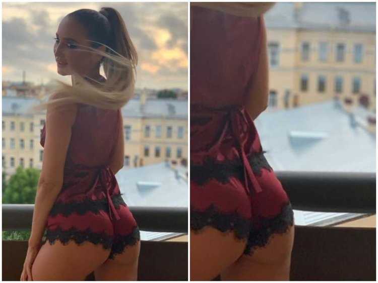 Девушка приподнимает платье