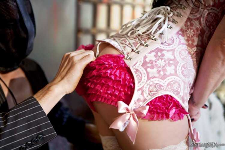 Стягивает лифчик