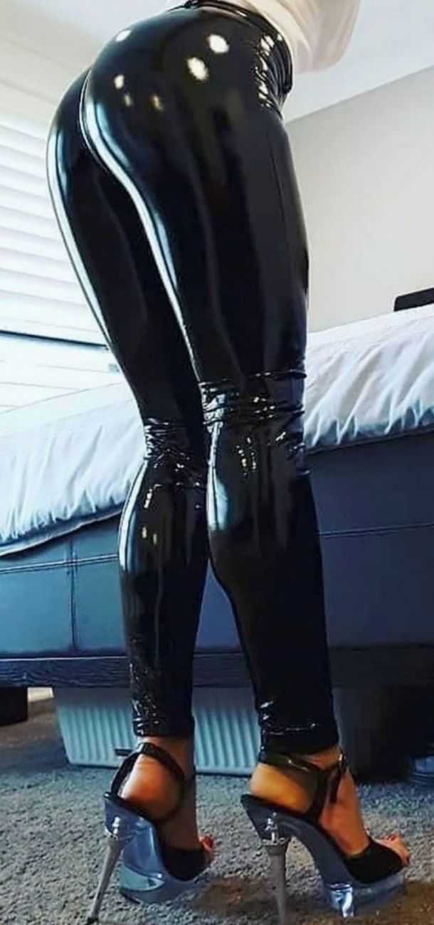 Описалась в латексных леггинсах