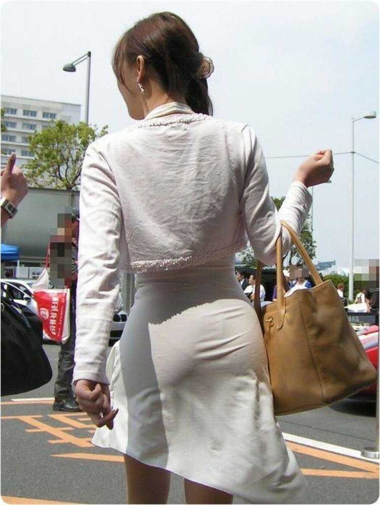 Просвечиваются трусики под одеждой