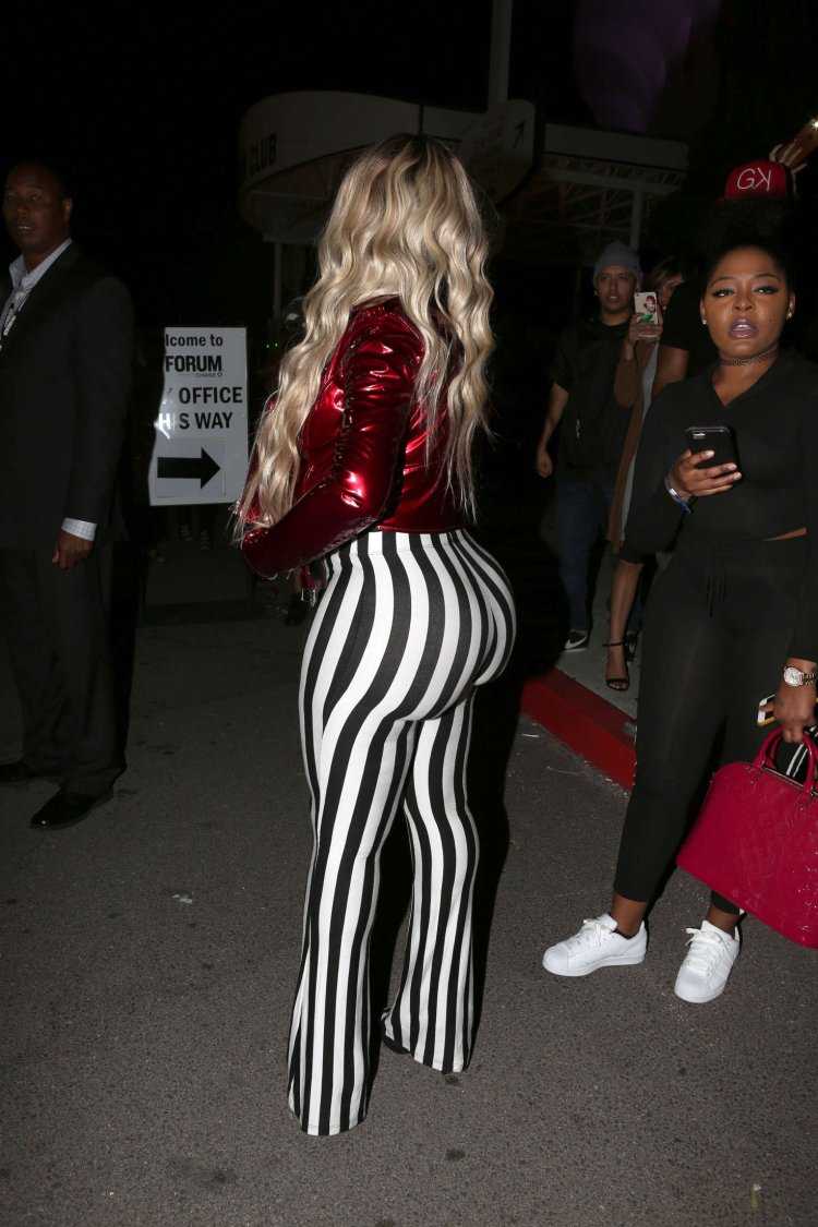 Попа в полосатых штанах